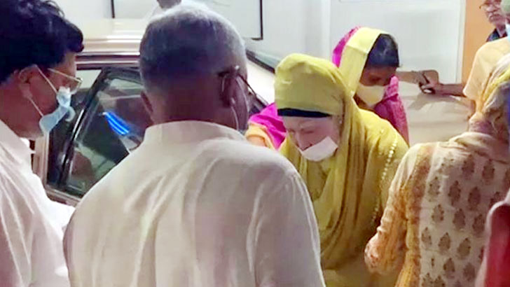 খালেদা জিয়ার হার্টে ব্লক, পরানো হলো রিং