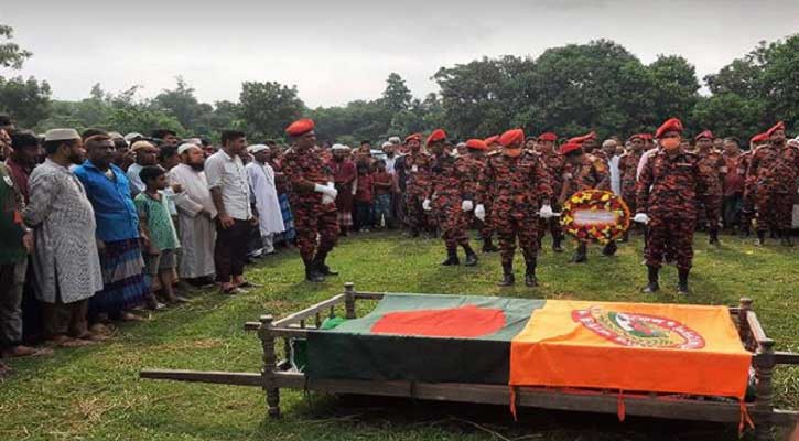 ফাইটার রানার জানাজায় মানুষের ঢল, দাফন সম্পন্ন