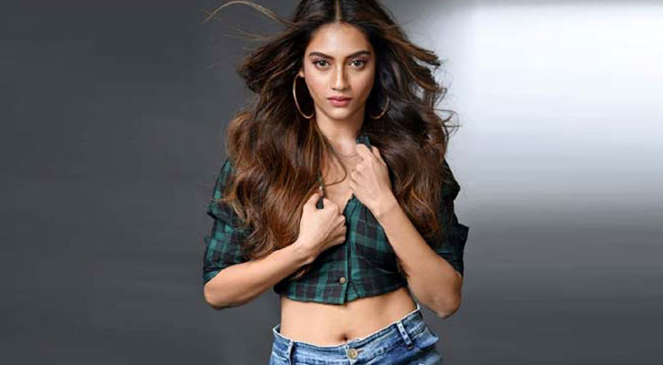 বিকিনি পরে কটাক্ষের শিকার নুসরাত