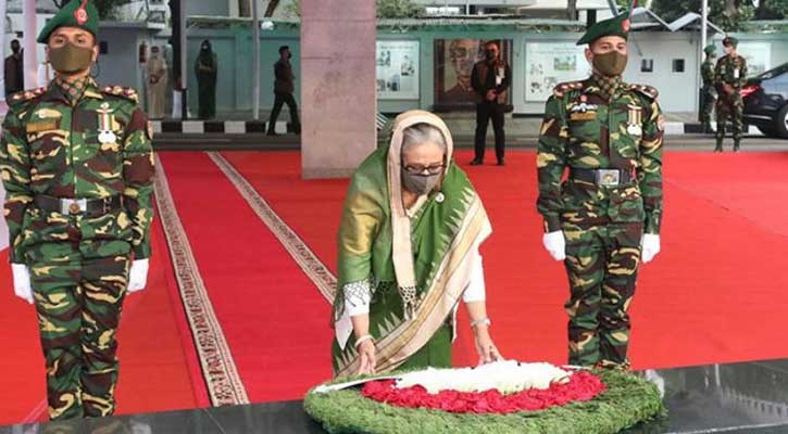 বঙ্গবন্ধুর প্রতিকৃতিতে প্রধানমন্ত্রীর শ্রদ্ধা