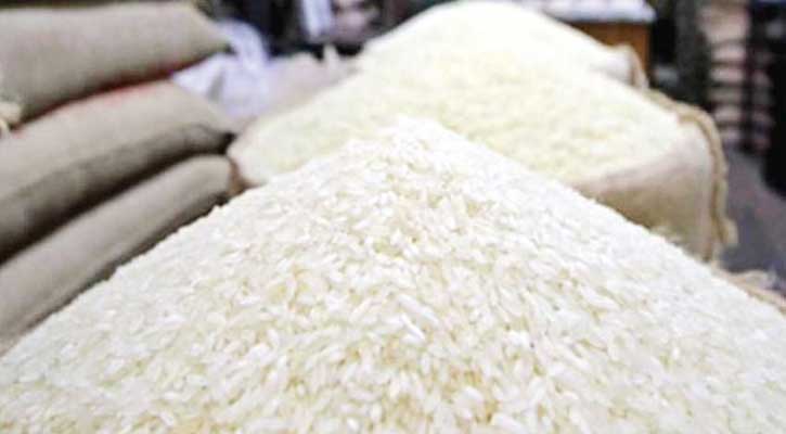 মোটা চাল কেটে হচ্ছে চিকন