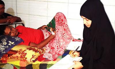 প্রেমিকের পা ভাঙায় ক্লিনিকে হলো বিয়ে, কেবিনে বাসর