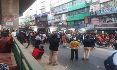  দুই বাসের পাল্লাপাল্লিতে প্রাণ গেলো হকার শিশুর