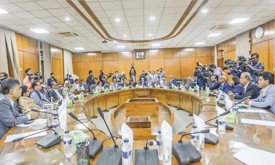 বির্তকিতদের চান না বিশিষ্টজনরা