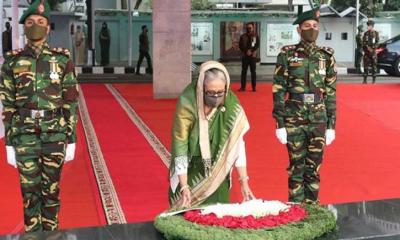 বঙ্গবন্ধুর প্রতিকৃতিতে প্রধানমন্ত্রীর শ্রদ্ধা
