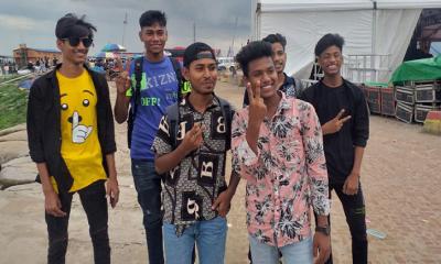 পদ্মা সেতু দেখতে দূরদূরান্ত থেকে আসছে দর্শনার্থীরা  