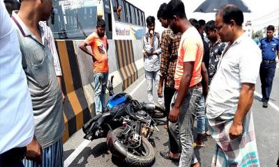 ট্রাকের চাপায় পিষ্ট মোটরসাইকেল আরোহী দুই বন্ধু