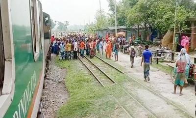 সিগন্যালবারে ধাক্কা লেগে ট্রেনযাত্রী নিহত