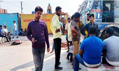 স্বাস্থ্যবিধির নামগন্ধ নাই বাংলাবান্ধা বন্দরে