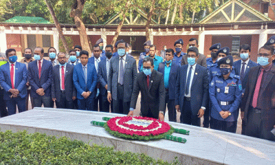 টুঙ্গিপাড়ায় বঙ্গবন্ধুর সমাধিতে প্রধান বিচারপতির শ্রদ্ধা 