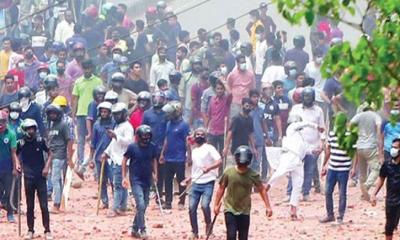 হেলমেট পরে সংঘর্ষে লিপ্ত সবাই ‘সন্ত্রাসী’ 