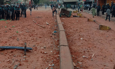 নিউমার্কেটের রাস্তায় ভাঙা ইটের স্তূপ, পরিষ্কার করেনি সিটি করপোরেশন