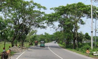 নিয়ন্ত্রণ হারিয়ে পথচারীদের কাভার্ডভ্যানের চাপা, নিহত ৪
