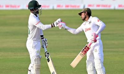 দুঃস্বপ্নের পর দলকে টেনে তোলার চেষ্টায় মুশফিক-লিটন