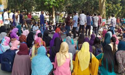 ছুরিকাঘাতে আহত শিক্ষার্থী, রাবিতে বিক্ষোভ