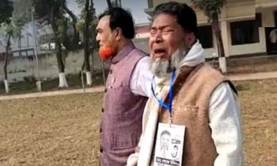 কাঁদতে কাঁদতে কেন্দ্র থেকে বেরিয়ে গেলেন প্রার্থী