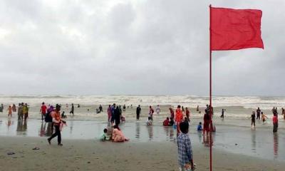 কক্সবাজারে পর্যটকদের সমুদ্রে নামতে নিষেধাজ্ঞা