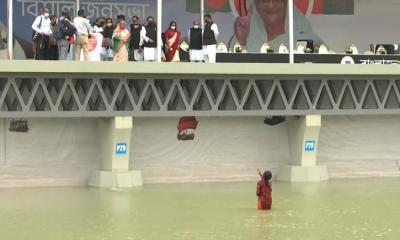 সাঁতরে গিয়ে প্রধানমন্ত্রীর কাছে যা চেয়েছিলেন সেই তরুণী