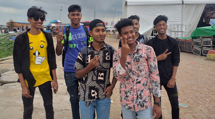 পদ্মা সেতু দেখতে দূরদূরান্ত থেকে আসছে দর্শনার্থীরা  