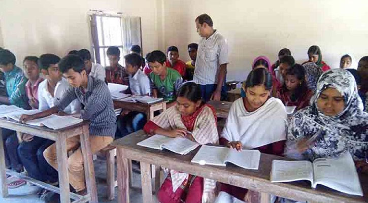 বেতন বৈষম্য তীব্র শিক্ষকতায়