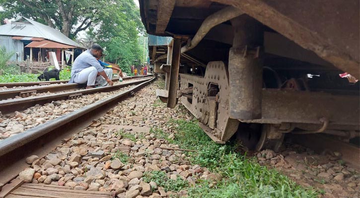 ভাওয়াল এক্সপ্রেসের বগি লাইনচ্যুত, ঢাকা-ময়মনসিংহ রুটে চলাচল বন্ধ
