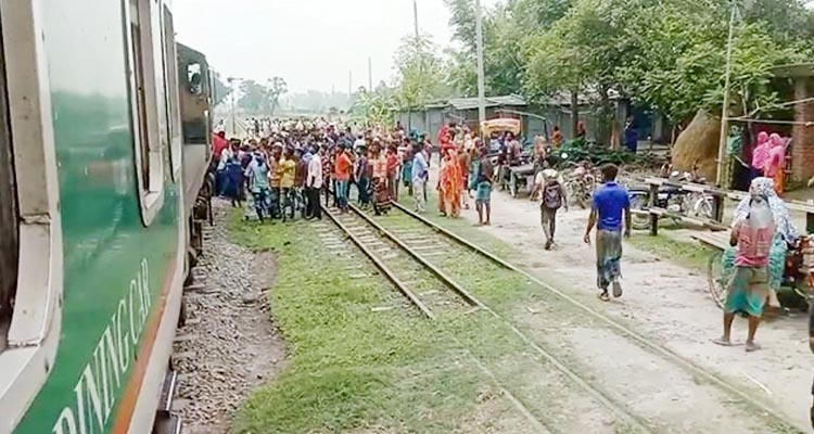 সিগন্যালবারে ধাক্কা লেগে ট্রেনযাত্রী নিহত