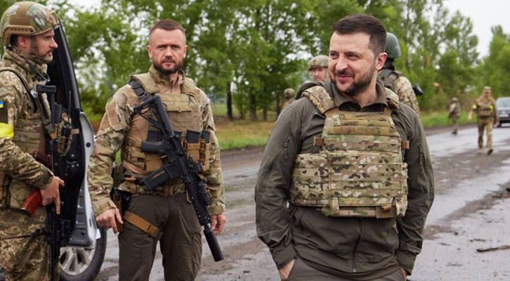 প্রথমবারের মত ‘যুদ্ধের ময়দানে’ জেলেনস্কি