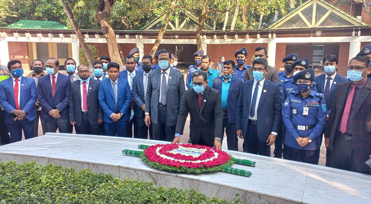 টুঙ্গিপাড়ায় বঙ্গবন্ধুর সমাধিতে প্রধান বিচারপতির শ্রদ্ধা 