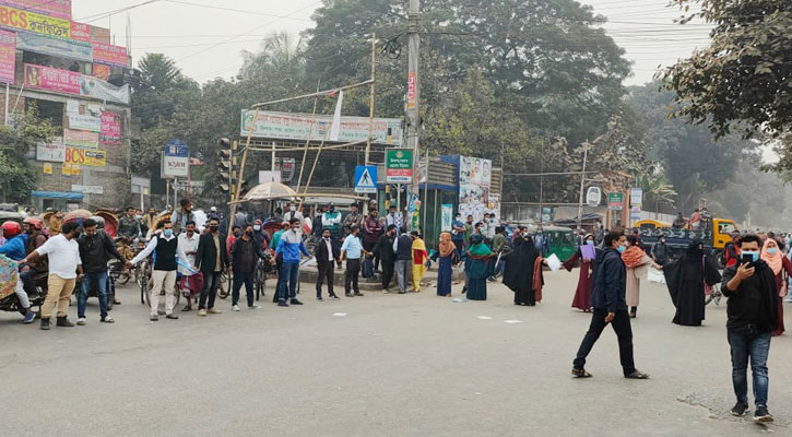 হঠাৎ পরীক্ষা স্থগিত, শিক্ষার্থীদের সড়ক অবরোধ