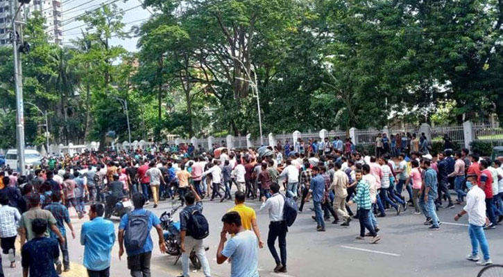 শহীদ মিনার এলাকায় ছাত্রদল ও ছাত্রলীগ সংঘর্ষ, আহত ৩০