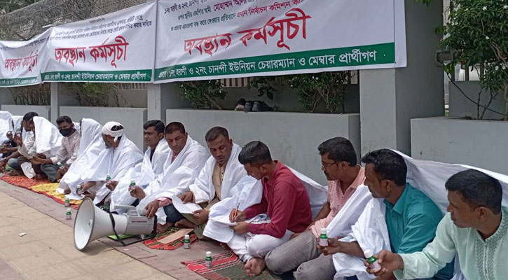 বিষের বোতল ও কাফনের কাপড় নিয়ে ইসিতে ইউপি প্রার্থীরা