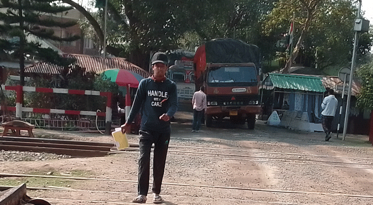 হিলি স্থলবন্দর দিয়ে আমদানি রপ্তানি কার্যক্রম শুরু