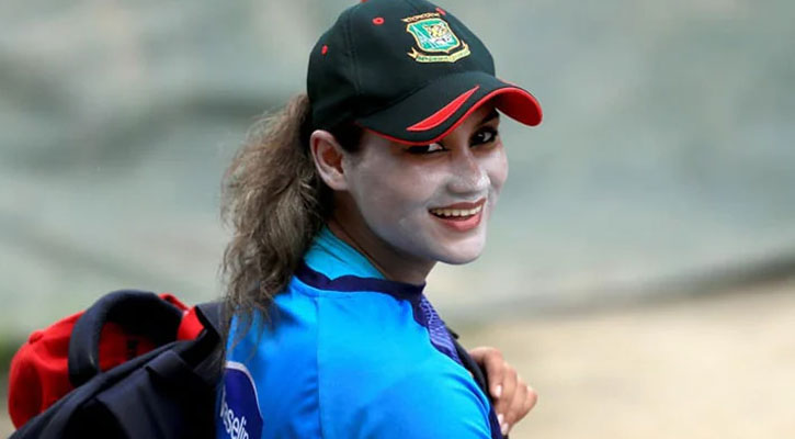 Ogli dushga kirdi va onasini sikishga qarshilik qila olmadi.