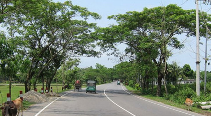 নিয়ন্ত্রণ হারিয়ে পথচারীদের কাভার্ডভ্যানের চাপা, নিহত ৪