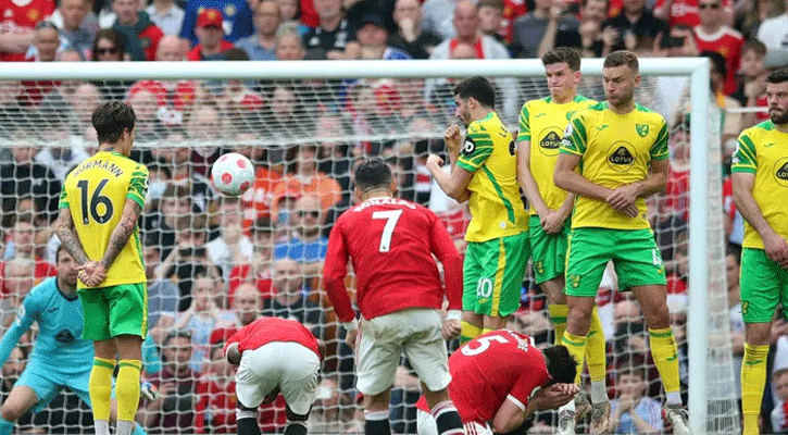রোনালদোর হ্যাট্রিকের হাফ-সেঞ্চুরি, ম্যানইউর জয়