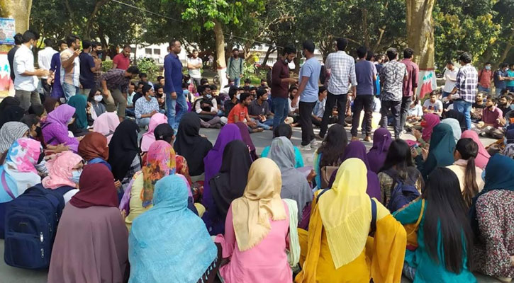 ছুরিকাঘাতে আহত শিক্ষার্থী, রাবিতে বিক্ষোভ