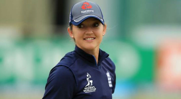 Saunada yalangoch onalar