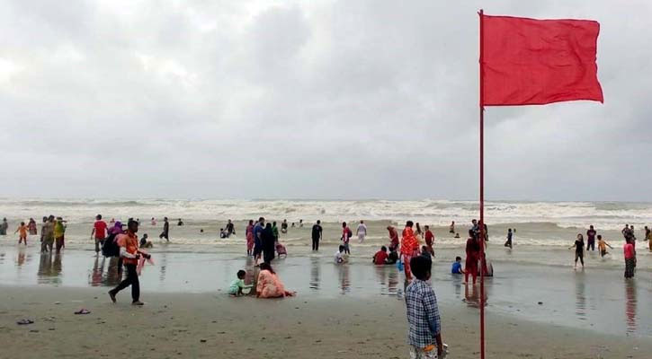 কক্সবাজারে পর্যটকদের সমুদ্রে নামতে নিষেধাজ্ঞা