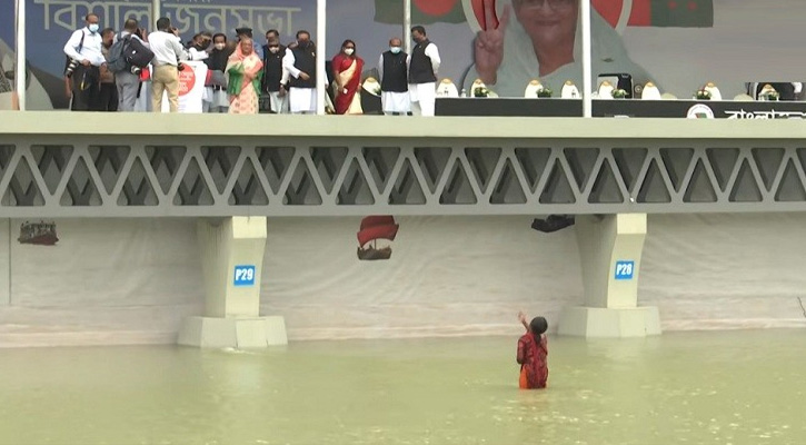 সাঁতরে গিয়ে প্রধানমন্ত্রীর কাছে যা চেয়েছিলেন সেই তরুণী