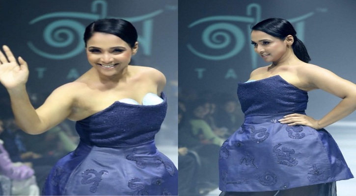 অদ্ভুত পোশাকে র‍্যাম্পে হেঁটে উত্তাপ ছড়ালেন রুনা খান