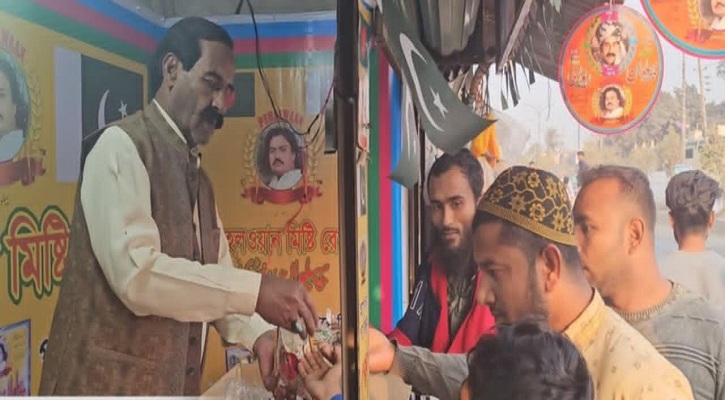 ইজতেমায় পাকিস্তানি দোকান, মিষ্টি দেওয়া হচ্ছে ফ্রিতে