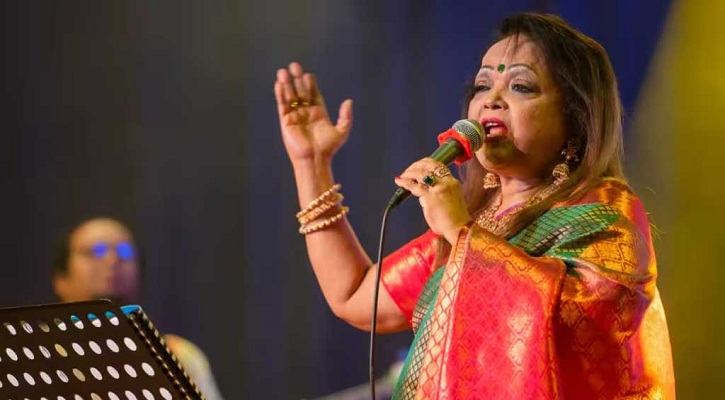 গাইতে গাইতে মঞ্চেই অসুস্থ সাবিনা ইয়াসমীন, কেমন আছেন এখন