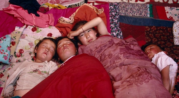 যে গ্রামের সবাই একসঙ্গে তিনবেলা খায় ও একসাথে ঘুমায়