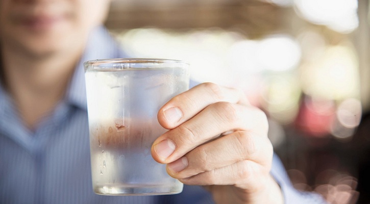 গরমে স্বস্তি খুঁজতে ঠাণ্ডা পানি, স্বাস্থ্যঝুঁকি কতটা?