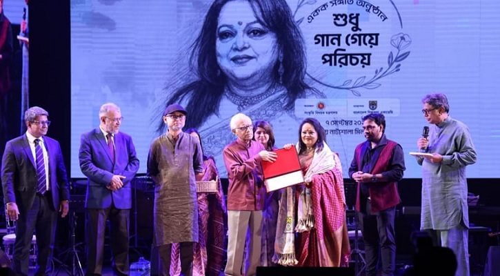 সাবিনা ইয়াসমিনকে সম্মাননা, গান গেয়ে ছড়ালেন মুগ্ধতা