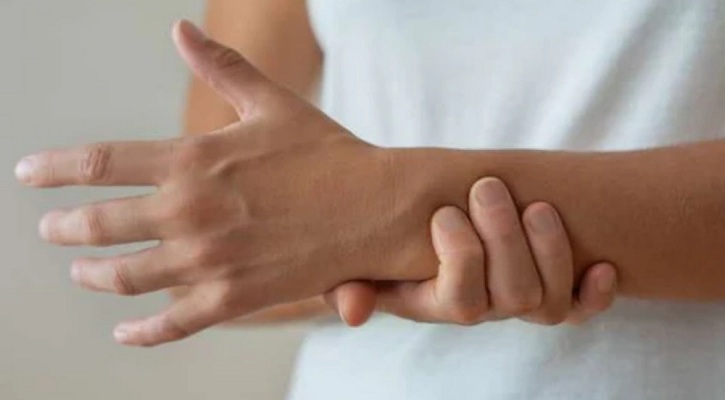 হাত কাঁপার কারণ হতে পারে যেসব ভিটামিনের অভাব