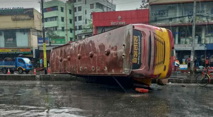 রাজধানীতে বাস দুর্ঘটনায় চারজনের মৃত্যু, আহত ১০