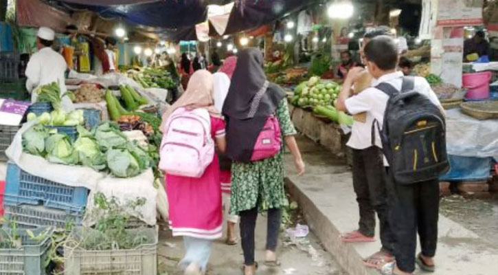 প্রাথমিক বিদ্যালয়ের প্রবেশ পথ বন্ধ করে কাঁচাবাজার স্থাপন