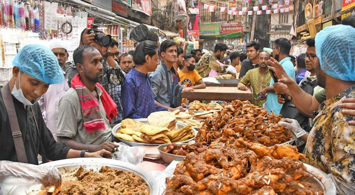 প্রথম রমজানে জমজমাট রাজধানীর ইফতার বাজার 