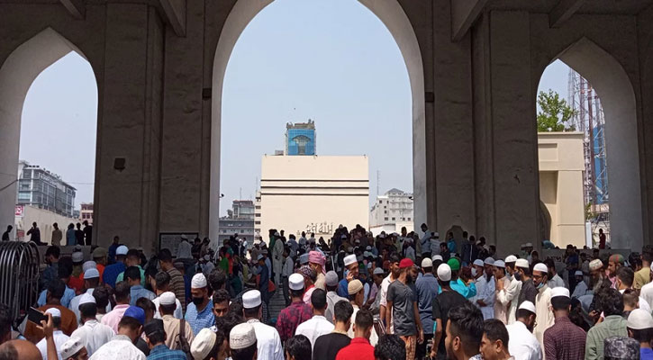 রমজানের প্রথম জুমায় মসজিদে মুসল্লিদের ভিড়